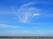 Апрельское путешествие по Тузловским склонам с цветами и облаками.