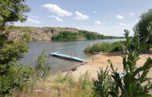 Пляж и скалы у хутора Виноградного на Северском Донце