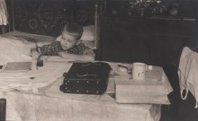 Первоклассник делает домашнее задание