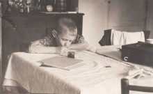 Первоклассник делает домашнее задание