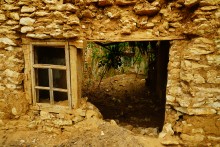 Остатки поместья с прудом и фонтаном