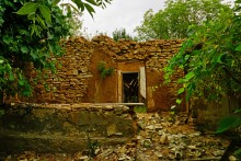 Остатки поместья с прудом и фонтаном