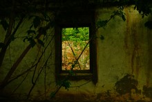 Остатки поместья с прудом и фонтаном