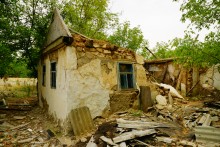 Остатки поместья с прудом и фонтаном