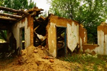 Остатки поместья с прудом и фонтаном