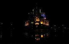 Майдан у Новочеркасского Вознесенского собора, ноябрьским дождливым вечером. 