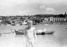 Моторная лодка с каютой