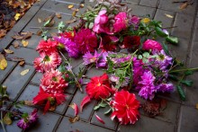 Осенний букет из георгин и роз