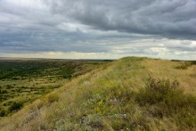 Лесная долина в окружении холмов на реке Быстрой