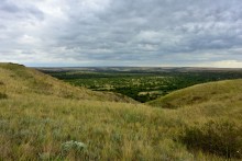 Лесная долина в окружении холмов на реке Быстрой