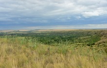 Лесная долина в окружении холмов на реке Быстрой