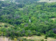 Лесная долина в окружении холмов на реке Быстрой