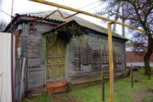 Старая дверь в брошенном курене в Кагальнике