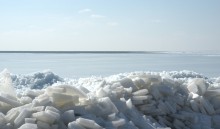 Нагон льда на берег в Таганрогском заливе