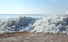 Нагон льда на берег в Таганрогском заливе