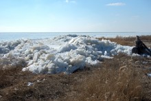 Нагон льда на берег в Таганрогском заливе
