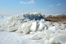 Нагон льда на берег в Таганрогском заливе