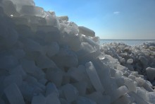 Нагон льда на берег в Таганрогском заливе