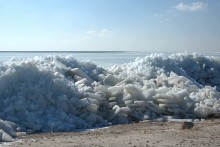 Нагон льда на берег в Таганрогском заливе