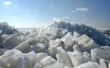 Нагон льда на берег в Таганрогском заливе