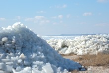 Нагон льда на берег в Таганрогском заливе