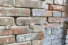 Гвозди в фасаде