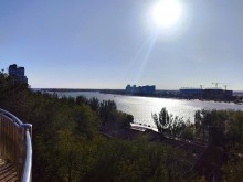 Солнечный и ветреный день на набережной в октябре