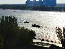 Солнечный и ветреный день на набережной в октябре