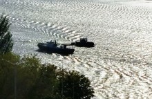 Солнечный и ветреный день на набережной в октябре