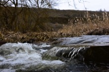 Гребля у скалы на реке Быстрой