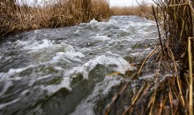 Гребля у скалы на реке Быстрой