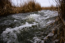 Гребля у скалы на реке Быстрой