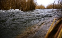 Гребля у скалы на реке Быстрой