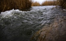 Гребля у скалы на реке Быстрой