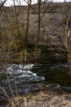 Гребля у скалы на реке Быстрой