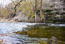 Гребля у скалы на реке Быстрой