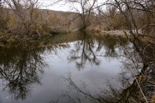 Гребля у скалы на реке Быстрой