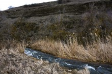 Гребля у скалы на реке Быстрой