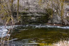 Гребля у скалы на реке Быстрой