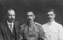 Карсаевский Михаил Фёдорович с братьями, слева направо: Михаил, Фёдор (предположительно), Сергей