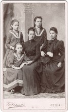 Гомерова (Карсаевская) Надежда Фёдоровна с дочерями - Лидия, Мария, Софья и ?