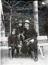 Карсаевский Михаил Фёдорович с внуком Виктором и сыном Николая Ведерникова