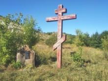 крест на месте свято Троицкого монастыря 