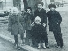 Дети во дворе дома 6А по ул. Оранжерейной, 1974-75
