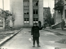 Это же здание, только в самом начале 70-х годов (вид на левую - если стоять лицом ко входу - стену данного здания)...