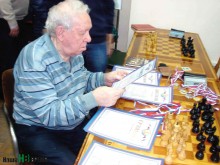 КАНЦЫН ВЛАДИМИР МИХАЙЛОВИЧ  ЗА РАБОТОЙ СО СВОИМ АРХИВОМ.
