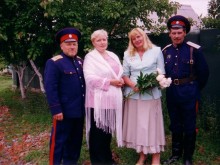 Я и Надежда Дедяева в компании казаков.