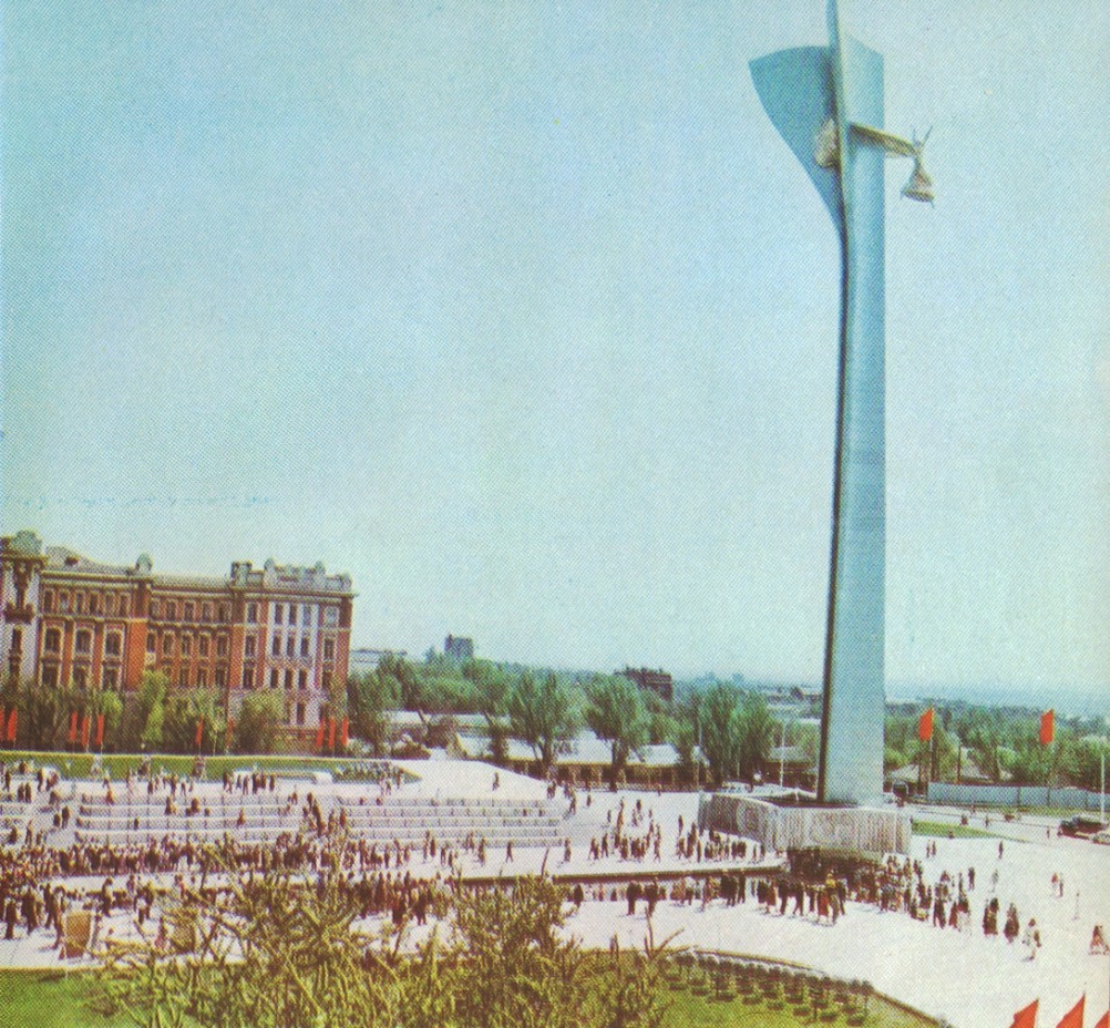 А. Суичмезов, Родная Донщина. Стела на Театральной. А. Суичмезов, Родная Донщина. Стела на Театральной.