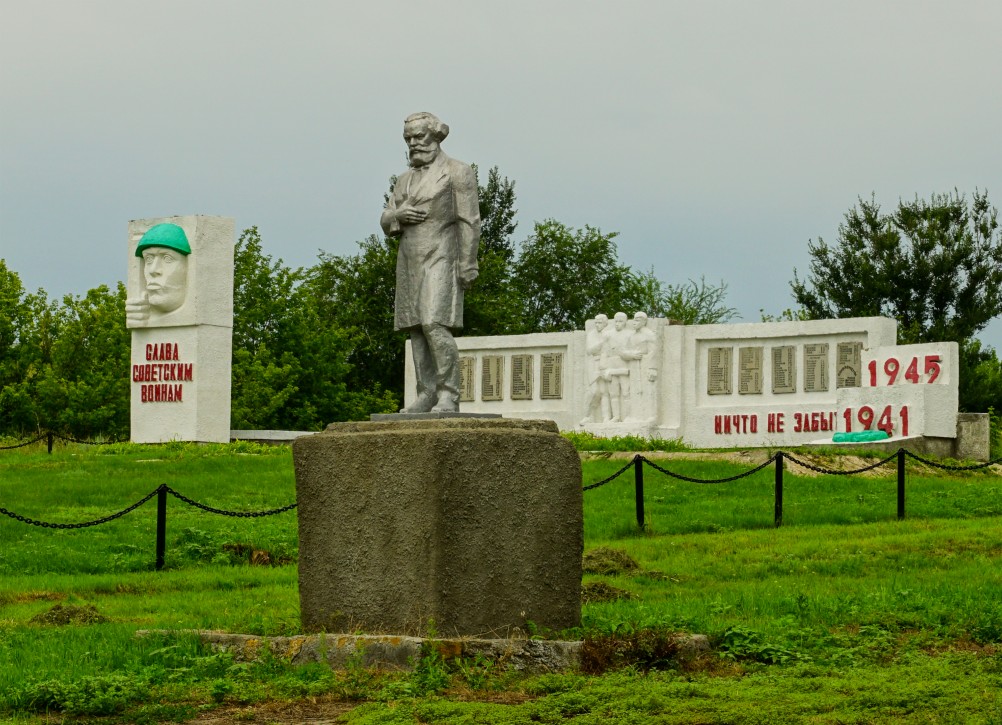 Статуи в хуторе Плешаков