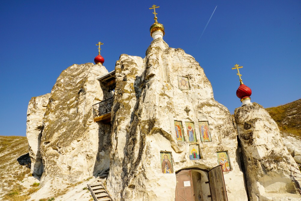 Спасский женский монастырь с пещерными храмами в Костомарово